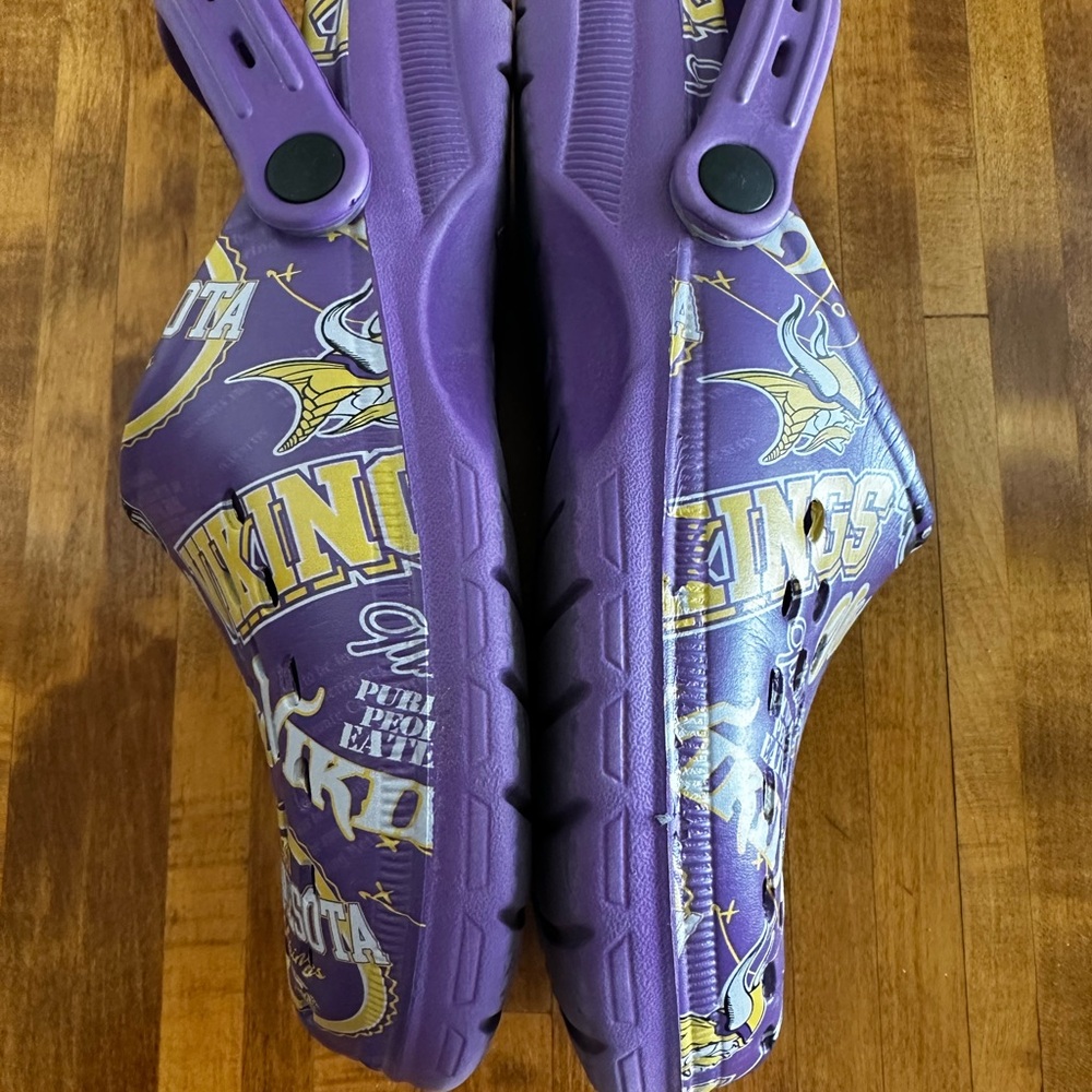 FOCO Minnesota Vikings Purple Graphic Clog Shoes sz.S(7-8) - Picture 6 of 9